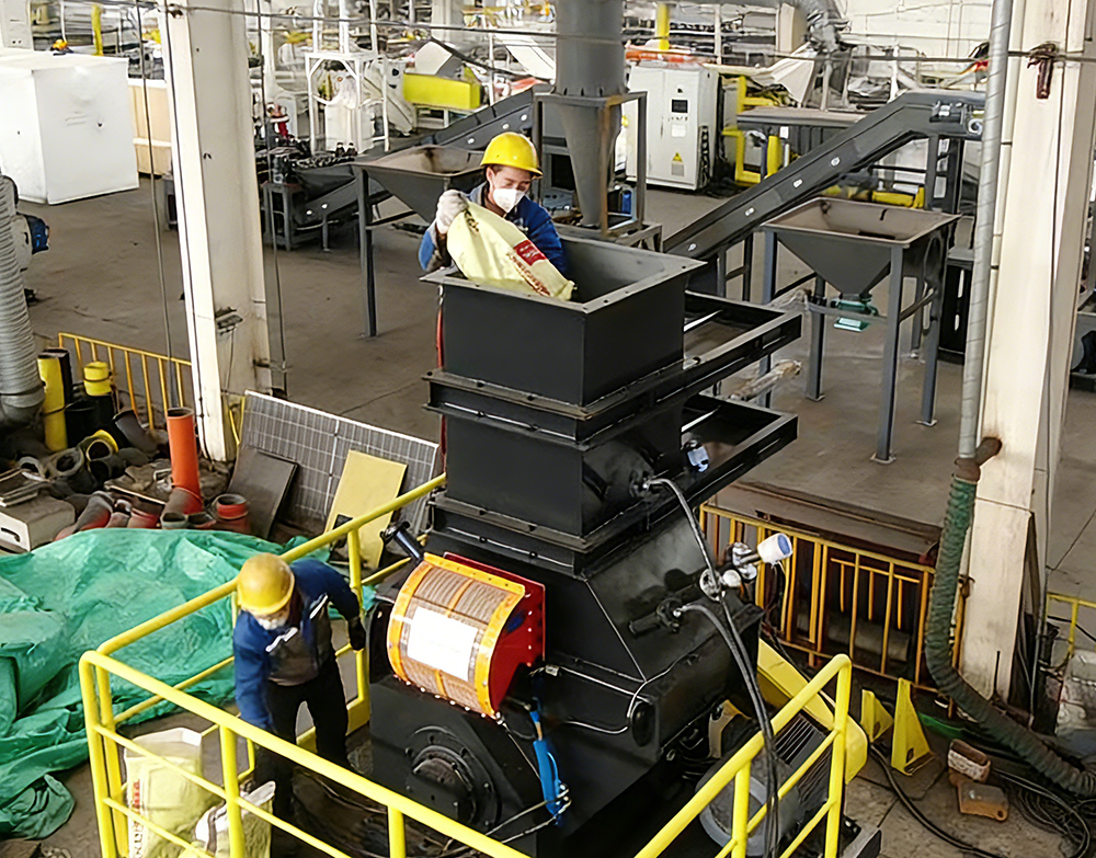 鋰電池?zé)峤饣厥辗鬯樵O(shè)備--單軸撕碎機(jī)